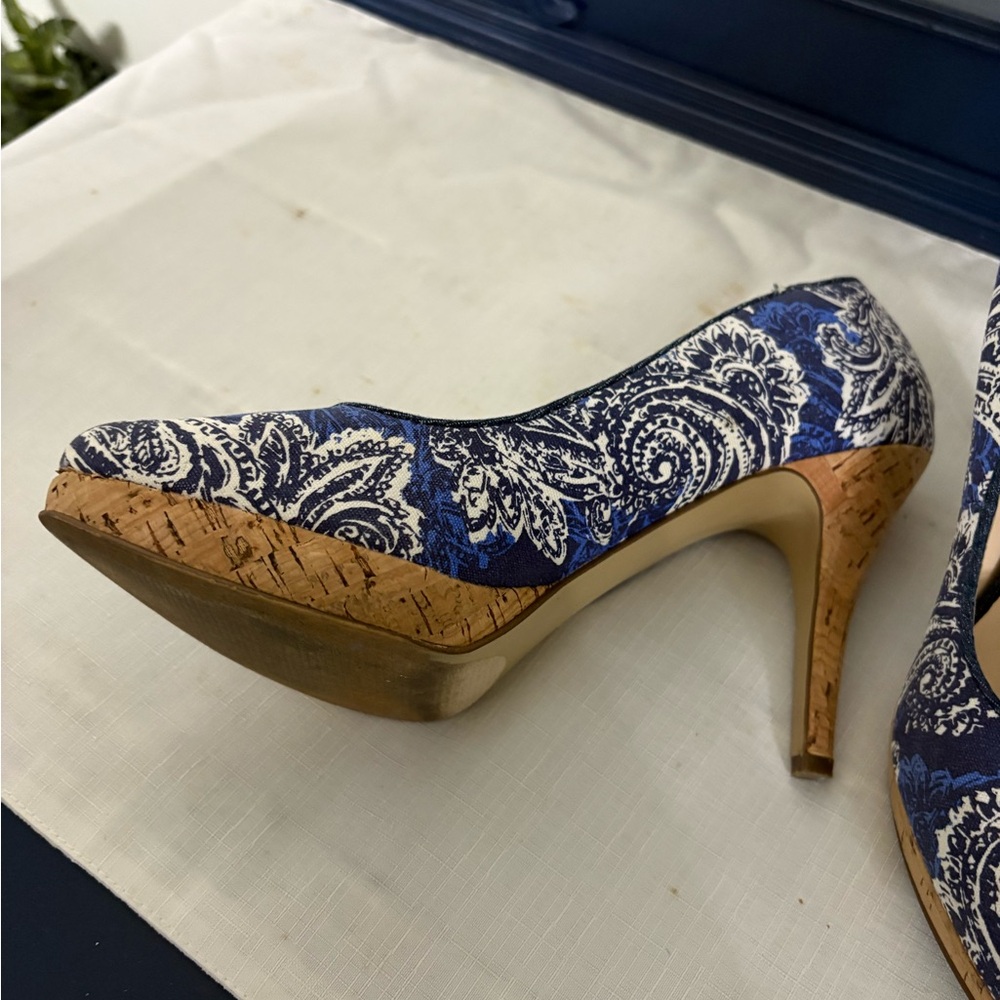 Nine West Elegant Blue and White Paisley Women's Heels Size 7 - Picture 4 of 7